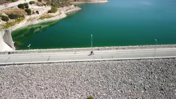 4K无人机运动视频 塞浦路斯Kouris水坝骑自行车 — 图库视频影像