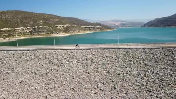 来自塞浦路斯的4K无人驾驶飞机视频 内容是一名运动员在库里斯大坝骑自行车 — 图库视频影像