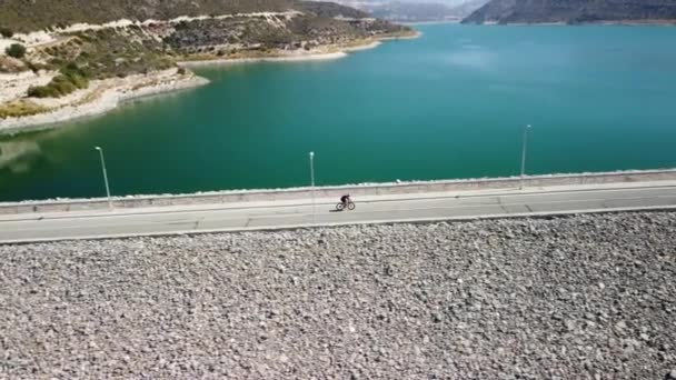 Video Dari Atlet Bersepeda Bendungan Rekaman Drone — Stok Video