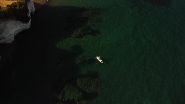 Drone Video Piaszczystej Plaży Krystalicznie Czystą Wodą Zachodzie Słońca — Wideo stockowe