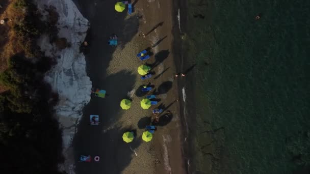 4K无人机视频 日落时有白色岩石的沙滩 — 图库视频影像