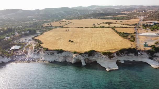 Drone Video Της Παραλίας Κρυστάλλινα Νερά Λευκά Βράχια — Αρχείο Βίντεο