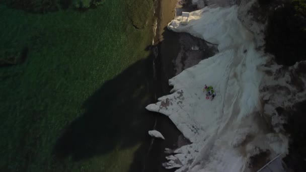 4K无人驾驶视频 白色岩石和水晶清澈的水从塞浦路斯 — 图库视频影像