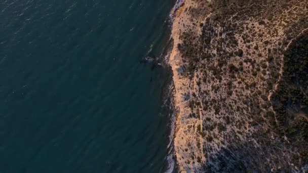 4Kドローンは 岩の崖やクリスタルクリア海とビデオを明らかに — ストック動画