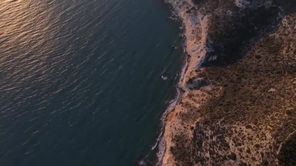 4K航拍到白色岩石悬崖和清澈大海的无人驾驶视频 — 图库视频影像