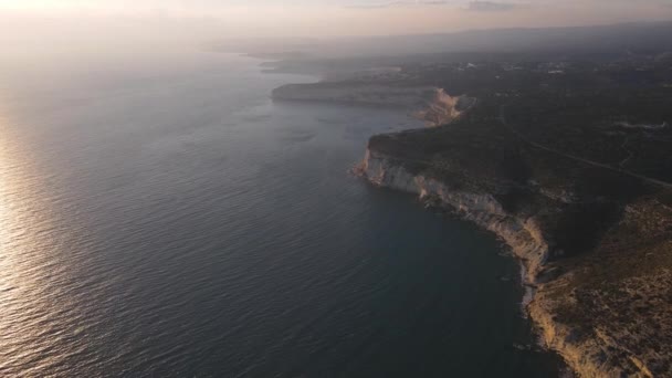 4K航拍到白色岩石悬崖和清澈大海的无人驾驶视频 — 图库视频影像