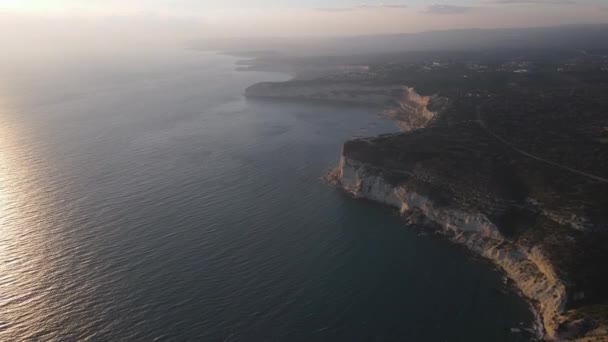 4K白色岩石悬崖峭壁和水晶清澈大海的航拍 — 图库视频影像