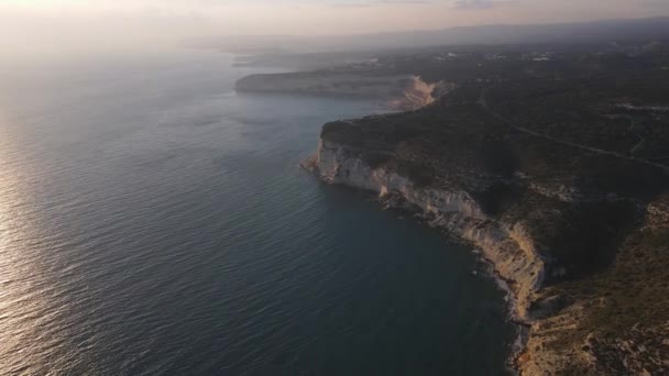 4K无人驾驶视频岩石悬崖和水晶清澈的大海日落 — 图库视频影像