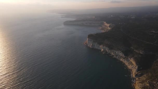Drone Βίντεο Βραχώδεις Βράχους Και Πεντακάθαρη Θάλασσα Στο Ηλιοβασίλεμα — Αρχείο Βίντεο