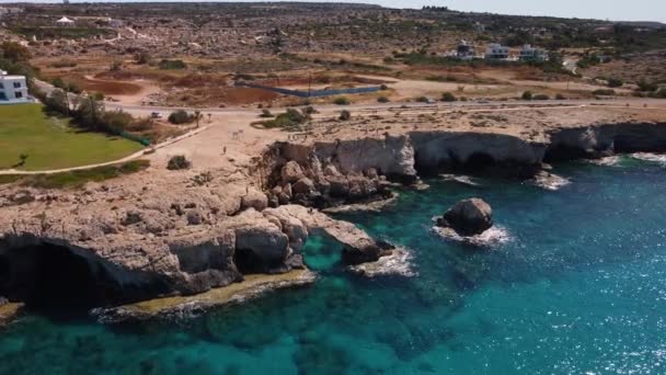 Drone Onthullen Video Van Kristalheldere Blauwe Zee Rotsachtige Strand Cyprus — Stockvideo