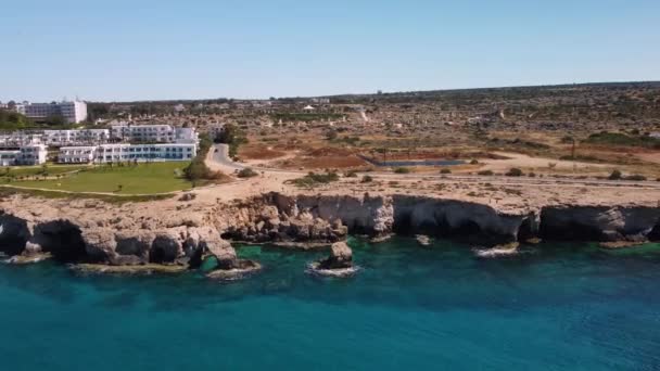 Drone Let Přes Modré Křišťálově Čisté Moře Skalnaté Útesy Kypr — Stock video