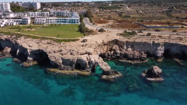 Aerial Drone Βίντεο Βραχώδη Βράχια Και Κρυστάλλινα Νερά Στην Κύπρος — Αρχείο Βίντεο