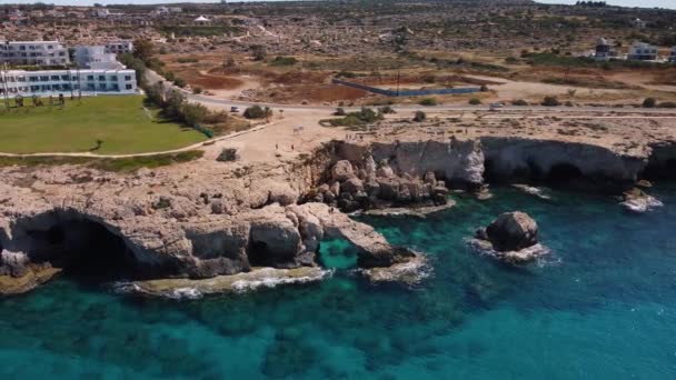 Vídeo Drone Água Cristalina Praia Rochosa Chipre — Vídeo de Stock