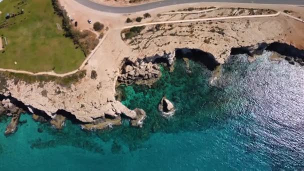 Drone Video Van Kristalheldere Zee Rotsachtige Kliffen — Stockvideo