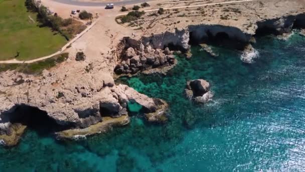 Drone Βίντεο Βραχώδη Βράχια Και Κρυστάλλινα Νερά Της Θάλασσας — Αρχείο Βίντεο