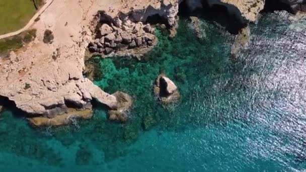 Drone Video Odhalit Záběr Pobřeží Skalnatými Útesy — Stock video