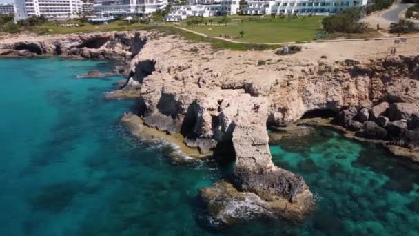 クリスタル澄んだ水と岩の崖の4Kドローンビデオ — ストック動画