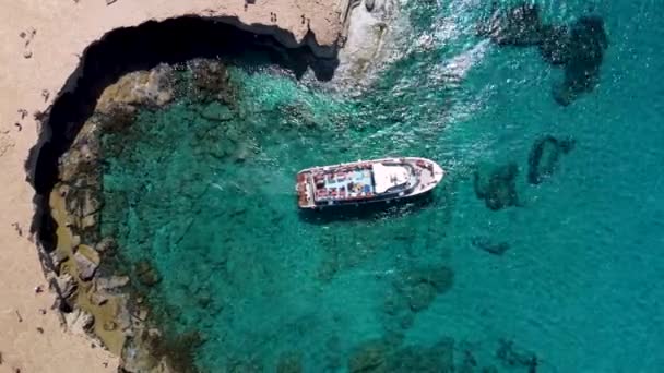 Turistbåt Från Ovan Drönaren Video Från Cypern — Stockvideo