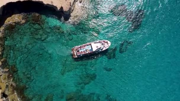Drone Vídeo Seguindo Barco Turístico Chipre — Vídeo de Stock