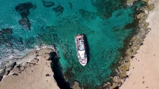 Drone Flygning Över Båt Havet Cypern — Stockvideo