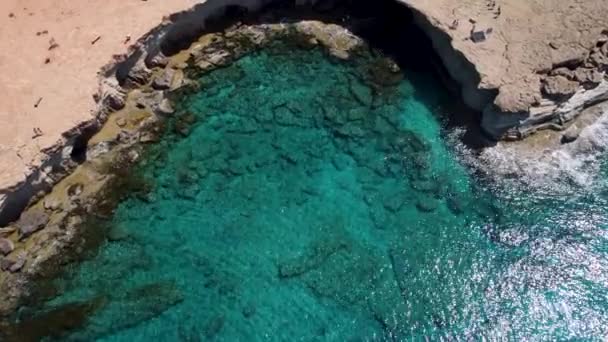 Drone Avslöjar Skott Sea Caves Ayia Napa Cypern — Stockvideo