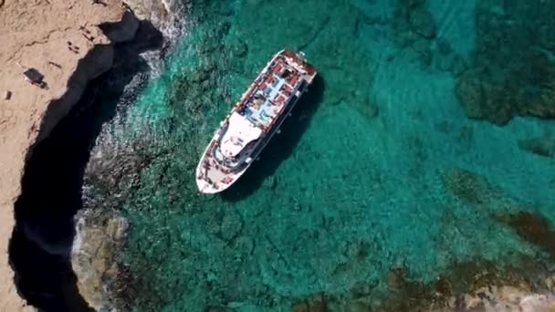 Дрон Видео Туристического Судна Морских Пещерах Айя Напа Кипр — стоковое видео