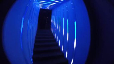 Moda Çılgınlığı: Parlayan Neon Kıyafetler, Eklektik Müzik ve Vahşi Parti Atmosferi