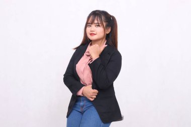 20 'li yaşlarındaki güzel Asyalı ofis kadını gülümsüyor takım elbise giyip profesyonel olarak çalışıyor. Beyaz arka plan stüdyo resimlerinde afiş, afiş, afiş, afiş için baş parmak işareti yapıyor.