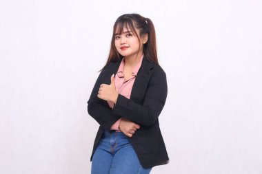 20 'li yaşlarındaki güzel Asyalı ofis kadını gülümsüyor takım elbise giyip profesyonel olarak çalışıyor. Beyaz arka plan stüdyo resimlerinde afiş, afiş, afiş, afiş için baş parmak işareti yapıyor.