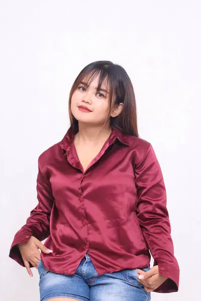 Schöne Asiatische Professionelle Geschäftsfrau Lächelt Schief Modernem Roten Hemd Vereinzelt — Stockfoto
