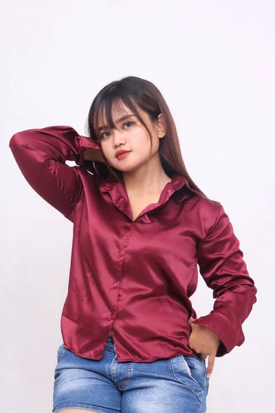 美しいアジアのプロのビジネス女性はポケットに髪を保持する現代赤シャツで微笑みます 白い背景に孤立した ファッションプロモーションのニーズ バナー — ストック写真