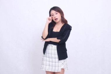 Güzel Asyalı kadın 20 'li yaşlarda resmi ofis zarif, şaşırmış, gözlerine yakın, izole beyaz bir arka plan.