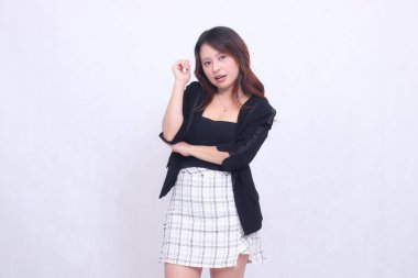 Güzel Asyalı kadın 20 'li yaşlarda, kollarını yukarı katlamış, izole edilmiş beyaz arka plan.