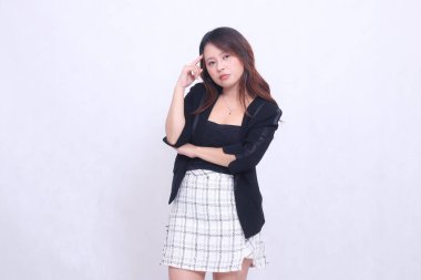 Güzel Asyalı kadın 20 'li yaşlarda resmi bir ofis. El hareketleriyle izole edilmiş beyaz arka plan sanrıları görüyor.