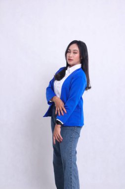 Endonezya 'nın genç ve güzel ofis hanımı mavi resmi bir takım elbise giyiyor. Yüzü zarif bir şekilde sol tarafa bakıyor ve kollarını tutuyor. Şirket, güzellik ve iş içeriği için