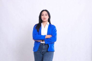 Kollarını kavuşturarak zarif bir şekilde duran mavi takım elbiseli güzel bir Asyalı ofis kadınının cazibesi. şirket, güzellik, iş, mali ve promosyon içeriği için