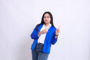 Mavi takım elbiseli Asyalı güzel, olgun bir ofis kadınının cazibesi her iki eli de solu işaret ettiği için sinirlendi. kurumsal içerik, güzellik, iş, finans, promosyon