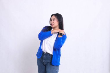 Mavi bir takım elbise giyen genç ve güzel bir ofis kadınının narin omuzlarını tutarak zayıf bir samimiyetle duruşu. şirket içeriği, sağlık, iş, bakım,