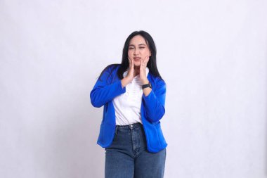 Kamera karşısında takım elbise giyen güzel ofis kadınının ifadesi. İki eli de yanak tutarken diş ağrısı çekiyor. şirket içeriği, sağlık, iş, bakım, içkiler