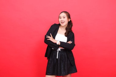 Endonezya 'nın genç ofis kadınının jesti kolları bağlı siyah bir takım elbise giymesi, kurumsal içerik, moda, reklam, yayın