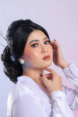 Modern Cava geleneksel giysileri giyen zarif Asyalı genç kızın güzelliği, beyaz stüdyo arka planında beyaz kadife kebaya. Reklam içeriği, romantizm, güzellik, moda için