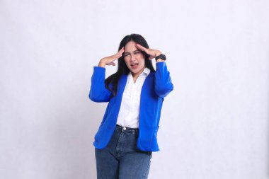 Mavi bir takım elbise giyen genç ve güzel bir ofis kızının baş döndürücü sıcaktan iki eli şakaklarının önünde bağırışları. şirket, sağlık, iş, finans içeriği,