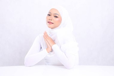 Bayan Asia avuçlarını öne doğru gevşetiyor. Parlak, parlak ve pürüzsüz bir ten rengiyle. Cilt bakımı konsepti için izole edilmiş beyaz arka plan stüdyosu. güzellik ve sağlık