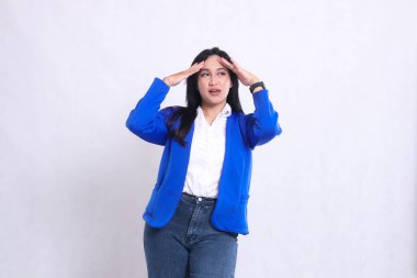 Mavi takım elbiseli, güzel bir ofis kadınının, kameranın önünde durup iki eliyle başını tutarak baş dönmesi çığlığı atması. şirket, sağlık, iş, bakım, yaşam tarzı içeriği