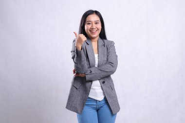 Güzel, genç bayanların neşeli kucaklaşmaları güzel, havalı, gri takım elbiseli ve beyaz arka planda tek başına duran kotlar giymeleri. Reklam içeriği, moda, afiş, dergi