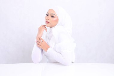 Güzel cilt bakımının portresi genç zarif kadın peçesi öne doğru parlak, parlak ve pürüzsüz ten rengine dokunuyor. Beyaz arka plandaki stüdyo reklam kavramı için izole edildi. kozmetik sağlık