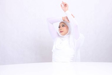 Portre yakın plan Güzel zarif başörtüsü genç kadın Asia başının üstünden geçen sağ üst el izole edilmiş beyaz arka plan. Kozmetik konsept, spa, cilt bakımı, yüz bakımı