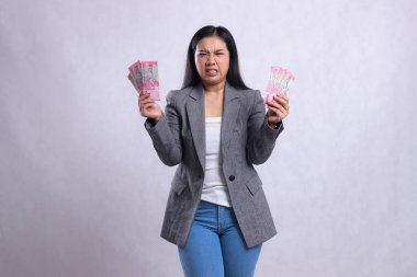 İki elini de açık tutarak beyaz arka planda izole edilmiş gri takım elbiseli güzel ofis hanımları iğrendi. hediye içeriği, kutlama, ödül, etkinlik, yarışma