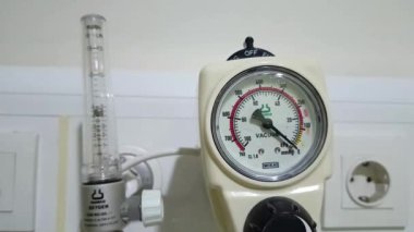 Damar içi sıvı serumu serumu serumu hastane odası, tıbbi konsept, acil bakım ve enjeksiyon ilacı infüzyon kemoterapisi. Hastane odasında serum fizyolojik..