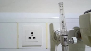 Damar içi sıvı serumu serumu serumu hastane odası, tıbbi konsept, acil bakım ve enjeksiyon ilacı infüzyon kemoterapisi. Hastane odasında serum fizyolojik..